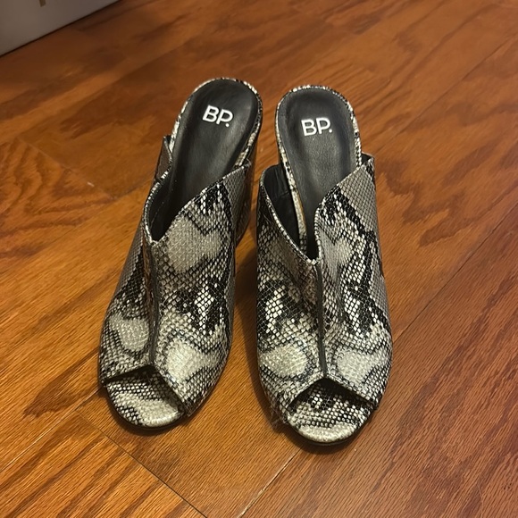 Women’s snakeskin mules - Picture 1 of 2